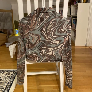 Genomskinlig tröja från pull & bear - Genomskinlig tröja från pull & bear med krage och knappar. Mycket fint skick, använd gärna köp nu om du inte har några frågor!