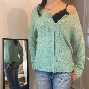 Jättefin turkos glittrig tröja - Jättefin glittrig tröja från Only som aldrig använd