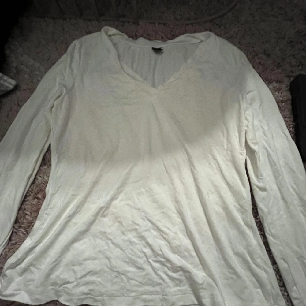 Jätte fin vit v-ringad tröja ifrån Shein. Tröjor & Koftor.
