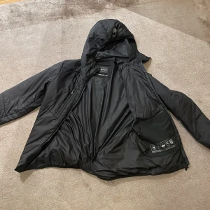 Sail racing jacka svart  - Det är en svart sail racing jacka med storleken small