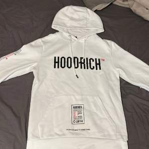 Hej, säljer denna vita nästan helt oanvända Hoodrich hoodie i storlek S som jag köpte på jd sports för 850 kr i somras. Skicket är 10/10, som sagt nästan helt oanvänd. Hör av er vid funderingar! 😊