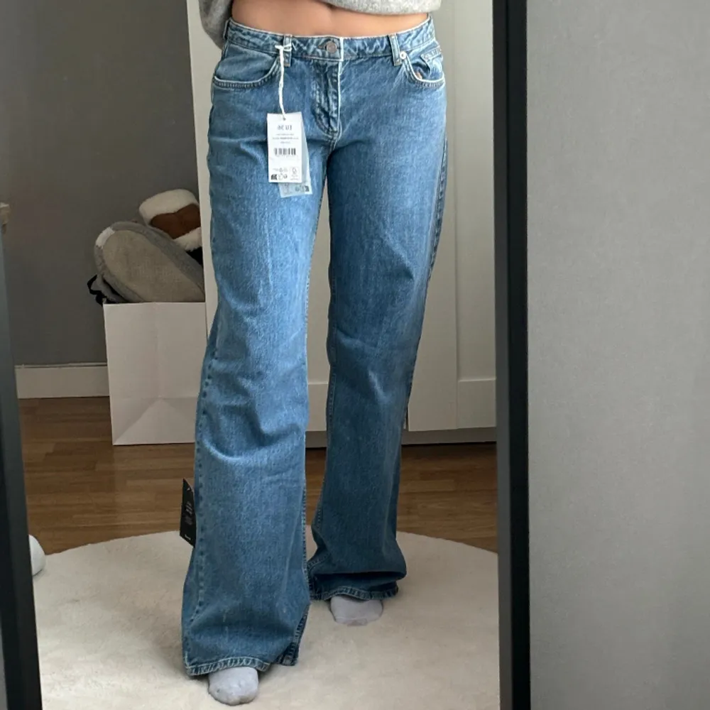 Säljer dessa jeans ifrån nakd i storlek 36. Dem är helt oanvända o säljer för jag har dubbletter, jag är 165 o dem är långa på mig🩷. Jeans & Byxor.