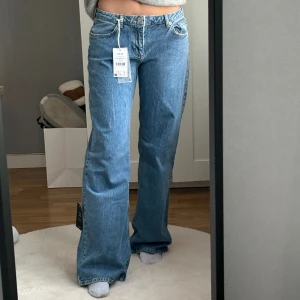Lågmidjade jeans🩷 - Säljer dessa jeans ifrån nakd i storlek 36. Dem är helt oanvända o säljer för jag har dubbletter, jag är 165 o dem är långa på mig🩷