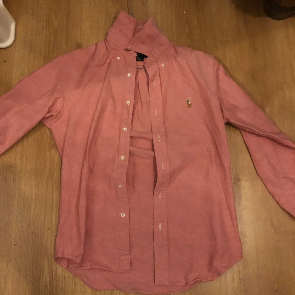 Hej jag säljer denna feta Ralph Lauren skjortan i färgen rosa storlek s. Nypris ligger runt 1600 mitt pris 400. för fler frågor och funderingar kom dm . Skjortor.