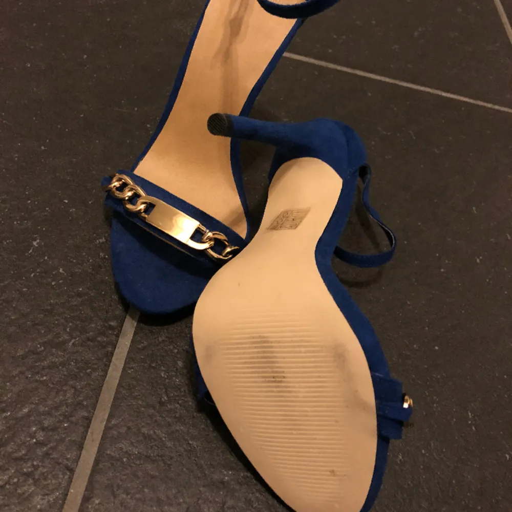 Blå sandaler i fejlmocka från Asos. Aldrig använda. Storlek 37. . Skor.