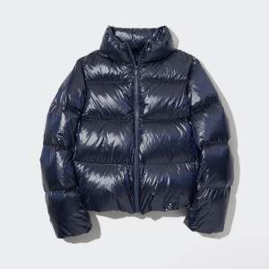 Säljer min super fina jacka från uniqlo i den slutsålda modellen ultra light down shiny puffer jacket!❤️❤️