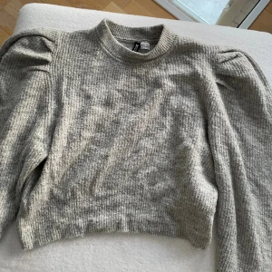 Stickad tröja - Stickad tröja med puffiga ärmar hm. 