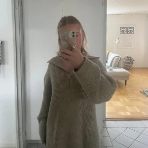 Stickad tröja💕 - Knappast använd stickad tröja från Gina Tricot. Säljes då den ej kommer till användning💕Storlek XS, men passar även större storlekar! Kan göras till polo!