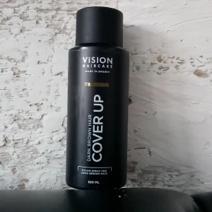 Color spray  - 100ml, vattenfast hårspray för mörkt hår, 100% vegan, skonsamt och temporärt täcker ex din gråa utväxt, finfördelad, lättapplicerad och kladdfri. Naturligt resultat. Helt oanvänd. 