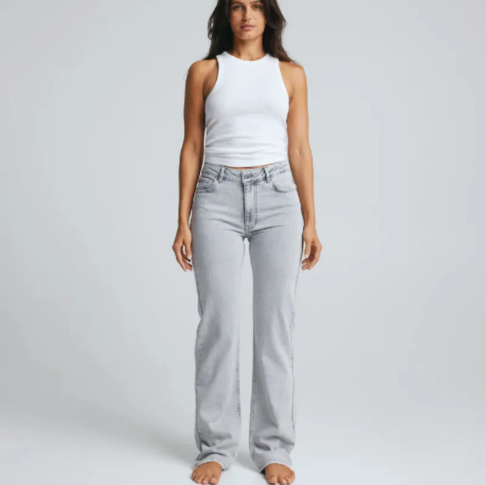 Ljusgråa jeans från bikbok, de är midwaist och varit slutsålt på hemsidan väldigt länge💕 De är knappt användna så väldigt bra skick!!. Jeans & Byxor.