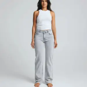 Ljusgråa jeans från bikbok, de är midwaist och varit slutsålt på hemsidan väldigt länge💕 De är knappt användna så väldigt bra skick!!