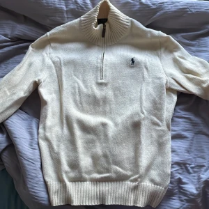 Ralph lauren stickad tröja  - Stickad tröja i jättefint skick bara lite skrynklig då den legat i låda ett tag men går bort efter kort användning. Krämvit färg. Kan mötas i Göteborg  