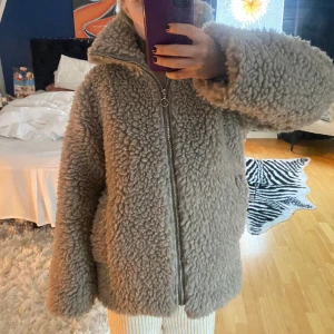 Pälsjacka  - Så snygg jacka, den har inga defekter! Som ny!! Använd fåtal gånger. Jättevarm och skön