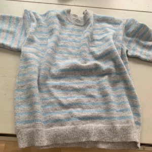 Stickad tröja - Mysig stickad tröja som är använd fåtal gånger. Säljer den för att den e för stor för mig så alltså kommer den inte till användning. 