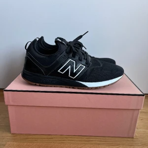 New Balance 247 - Vardagliga New Balance skor som är mer en träningssko än sneaker. Storlek 43.