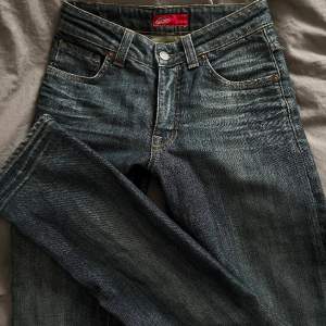 Lågmidjade slim jeans i fint skick! De två sista bilderna är lånade från förra säljaren pga för liten storlek för mig❣️W25 L32