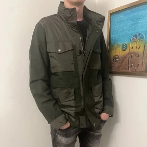 J.Lindeberg övergångsjacka. - Helt ny J.Lindeberg jacka med taggen kvar. Jackan är i storlek M. Perfekt nu får skidsäsongen eller våran då är ganska tunn och det får plats med en väst under. Nypris 5300kr men vi säljer för 1899kr.  //Stiligapojkar_WardRobe