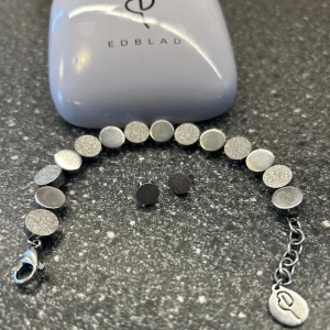 Edblad örhängen och armband - Matchande örhängen och armband från edblad i silver.  Mycket sparsamt använt i jättefint skick.  Armbandslängd från 16,5-19,5cm  Asken i plåt ingår 