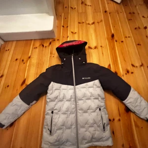 Columbia skid jacka - Köpte denna jacka för ca ett år sen men den kom aldrig till användning. Aldrig använd inga skador eller fel.  Pris i butik ca 3000kr Mitt pris: 1800kr Pris kan diskuteras vid snabb affär 