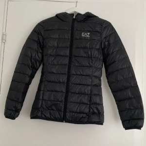 Armani jacka, använd få gånger - Armani jacka i jätte fin skick, använd endast 1-3 ggr max. Passar str Xs-M. Orginal pris. 1865kr NU Extra sängt pris från 1499kr 