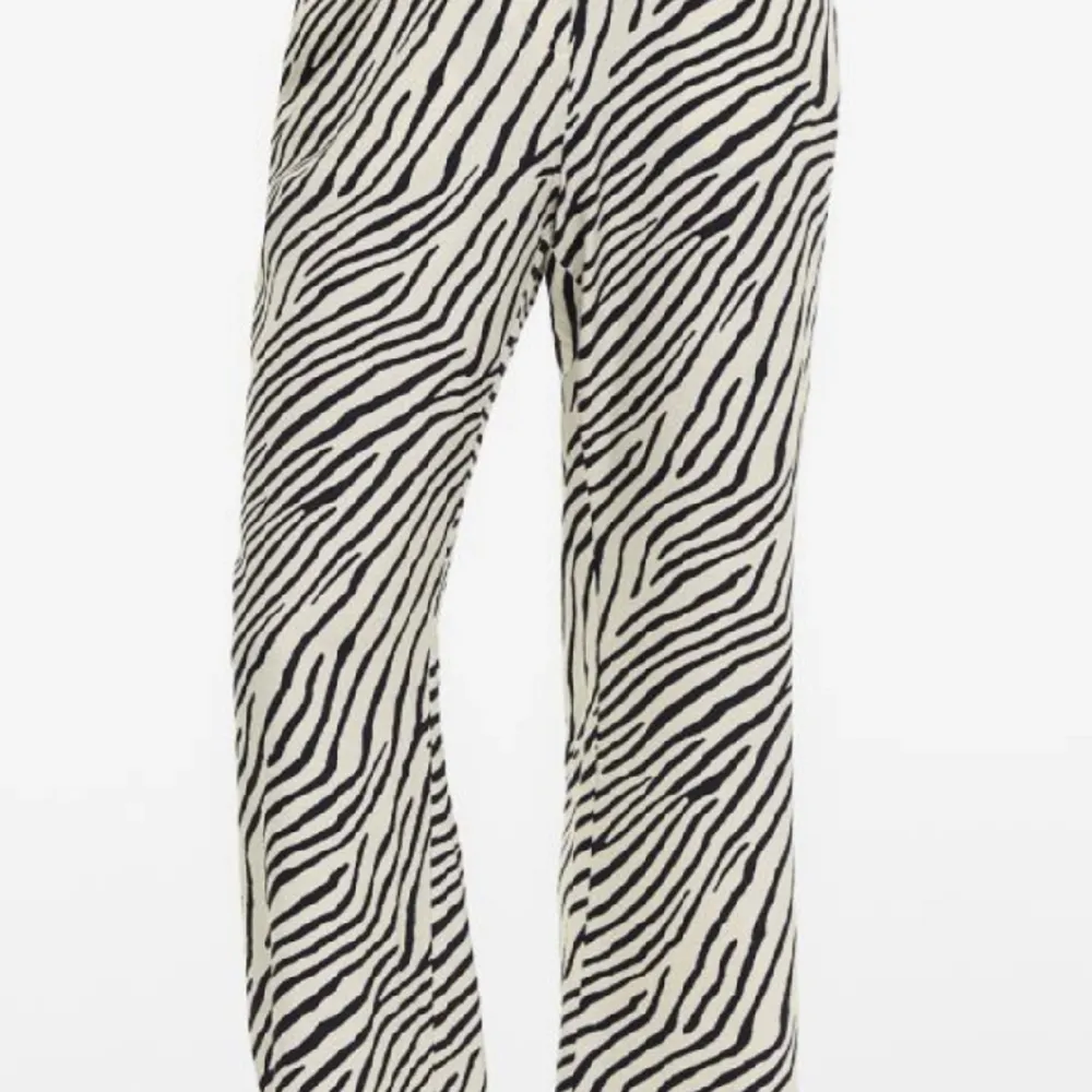 Säljer mina fina zebra byxor, storleken är s,  väldigt snygga på. Jag kan mötas upp men helst posta om det går bra. Om  du är intresserad, så hör gärna av dig. Går ej att Redigera annonsen, så köparen står för frakten. Jeans & Byxor.