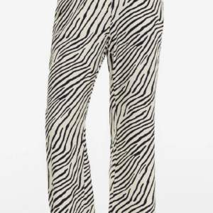 Säljer mina fina zebra byxor, storleken är s,  väldigt snygga på. Jag kan mötas upp men helst posta om det går bra. Om  du är intresserad, så hör gärna av dig. Går ej att Redigera annonsen, så köparen står för frakten