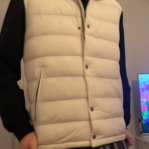 Four Hands Luxury  - Tja! Säljer nu min fina four hands luxury väst. Säljer den då den aldrig rikigt passat mig. Storlek M Köpt för 3200kr  Vänta inte med att skicka ett pm vid frågor!