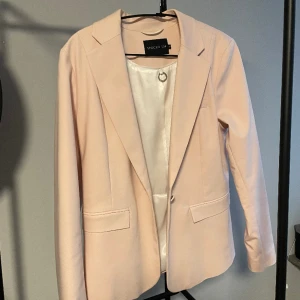 Ljusrosa kavaj från Stockh LM - Ljusrosa kavaj från märker Stockh LM, köpt på MQ för över 1000kr. Säljorsak: passar inte i färgen.  Storleken är 42 men jag som en normal 36-38a har använt den lite oversize.  Nyskick.