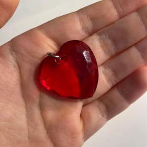 Nyckelknippa i form av ett rött hjärta. Perfekt att ha på nycklarna så dem inte kommer bort