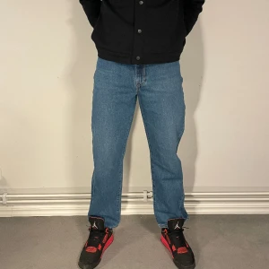 Levis jeans  - 37. Hej! Säljer nu dessa helt nya Levis jeans. Modellen är 188cm Nypris 1599