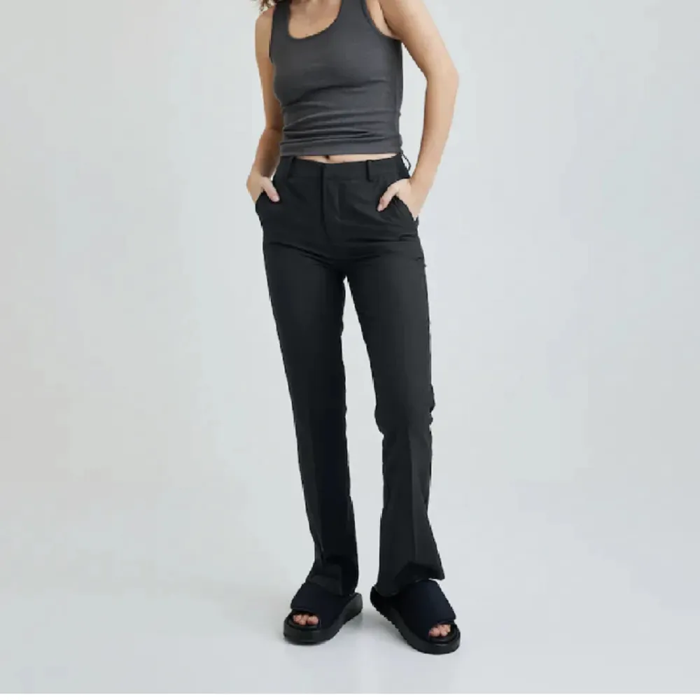 Kostymbyxor från Bik bok i modellen ”Vilma” de har ett litet hål längst sömmen på benet som enkelt går att sy ihop. Annars är de fint skick.. Jeans & Byxor.