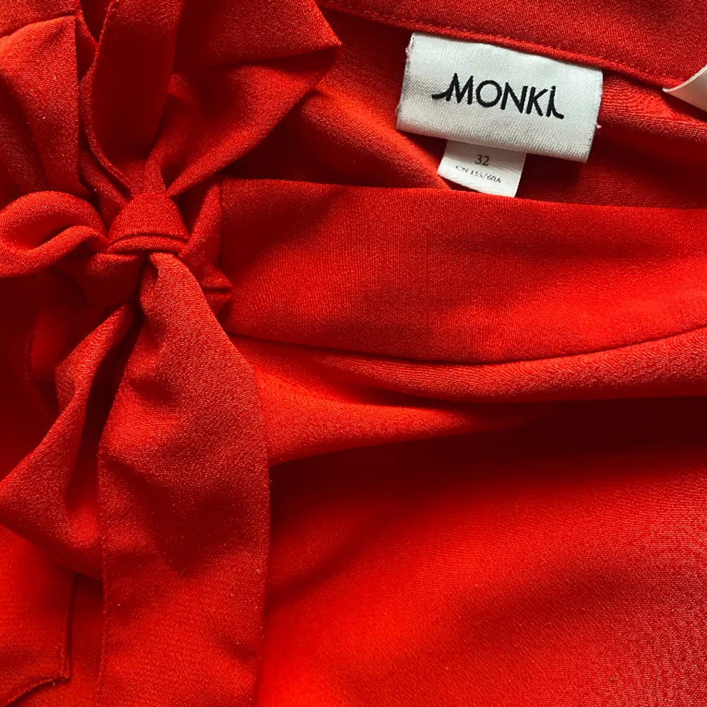 Röd omlott kjol med en fin knytning från Monki. Har bara använts några få gånger och är precis som i nyskick. Den är i storlek 32 och oridinariepriset var 299kr. Sldrig vid frågor!❤️. Kjolar.