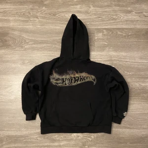 Hot wheels hoodie - Favvo hooodie som blivit för liten nu. Storlek S. Längd: 54.5cm. Armhåla till armhåla ca 59cm. Boxy fit