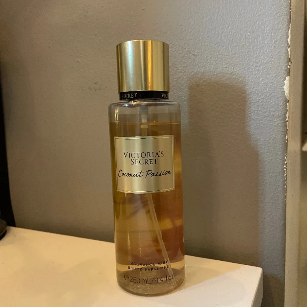 Victoria secret parfym, använt en gång, 250 ml, köpt i vs butiken men tyckte ej den lukta så gott, säljer pga kommer aldrig till användning. (Pris kan diskuteras). Övrigt.