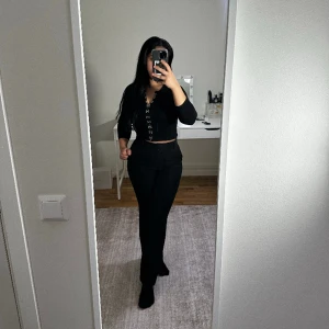 Cardigan med detaljer - Skriv för bilder eller information 