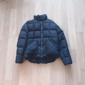 Peak Peformance Jacka Vintage - En vintage peakpeformance jacka som nästan är i nyskick. Den är liten i storleken har en ganska kort längd  (lite croppad). Storlek S.