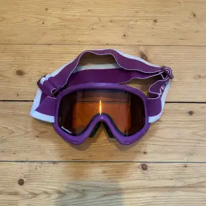 Dessa skidglasögon är väldigt fina och bra. De fungerar på rätt sätt då dem dämpar solljus och stöter bort vind när man åker skidor.😊💕