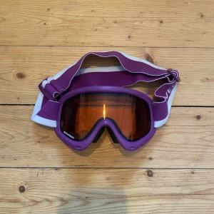 Skidglasögon - Dessa skidglasögon är väldigt fina och bra. De fungerar på rätt sätt då dem dämpar solljus och stöter bort vind när man åker skidor.😊💕