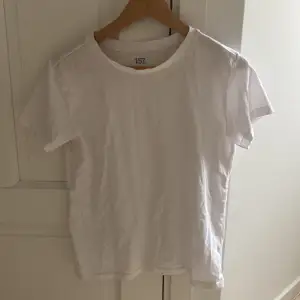 En vit T-shirt från lager 157!   