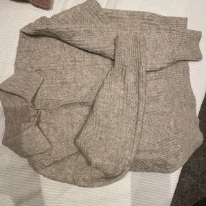 Stickad tröja med krage  - Stickad tröja från H&M. Sparsamt använd. Storlek S