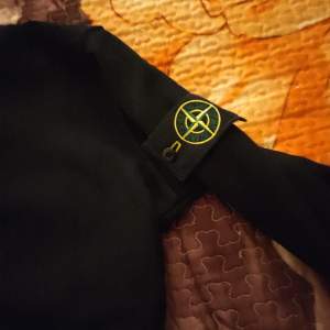 Säljer nu min stone Island hoodie som jag fick i julklapp men den va lite för stor kom privat för mer information.