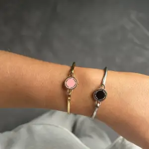 Två snygga armband från Marc Jacobs! Ett med guld och rosa samt ett med silver och svart. Säljer båda två men för 400kr styck💕Du får båda för 700kr!
