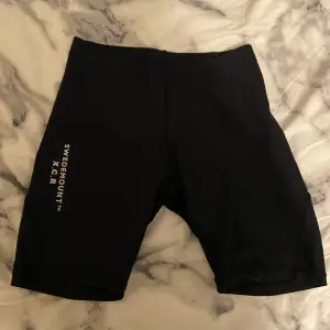 Svarta tränings shorts med ficka baktill. Storlek 34