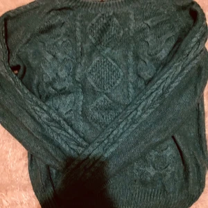 Stickad tröja - Hej jag säljer den här super fina gröna tröjan😅🙌🏻💓💚