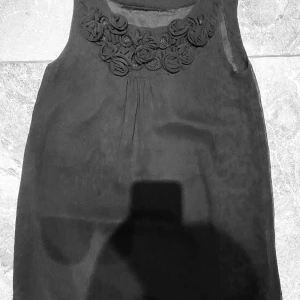 Blus stl.xs - Svart kortärmad blus med blommor. Säljs pga garderobrensning. Kika gärna på mina andra annonser, säljer mycket. Samfraktar gärna:) 