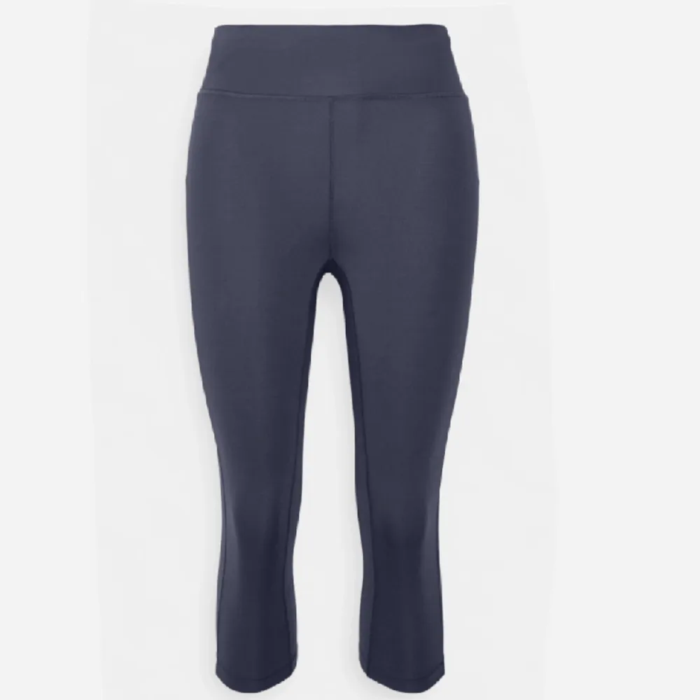 Casall tights 3/4 i färgen ”nordic blue”, storlek: M men passar även S. Säljes pga de aldrig kommit till användning.  Nypris ca: 600kr, mitt pris: 150💕🙌🏻. Jeans & Byxor.