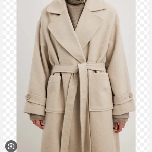 Söker kappa! - Söker denna kappa från NA-KD från Lojsan Wallin kollektionen. Storlek 34-36-38