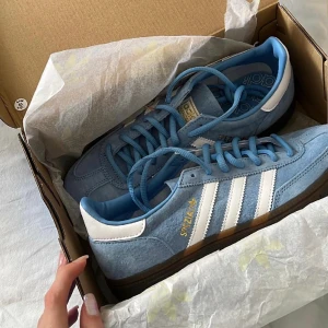 Adidas spezial blå 39 1/3 - Köpt för 1200.  