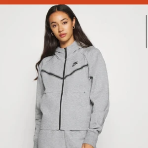 Nike tech fleece  - En Nike tröja i tjej modellen kommer inte till användning längre original pris 1366 