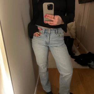 Zara Jeans Mid Rise Straight - Säljer nu dessa super snygga och populära jenasen från zara som är slutsålda